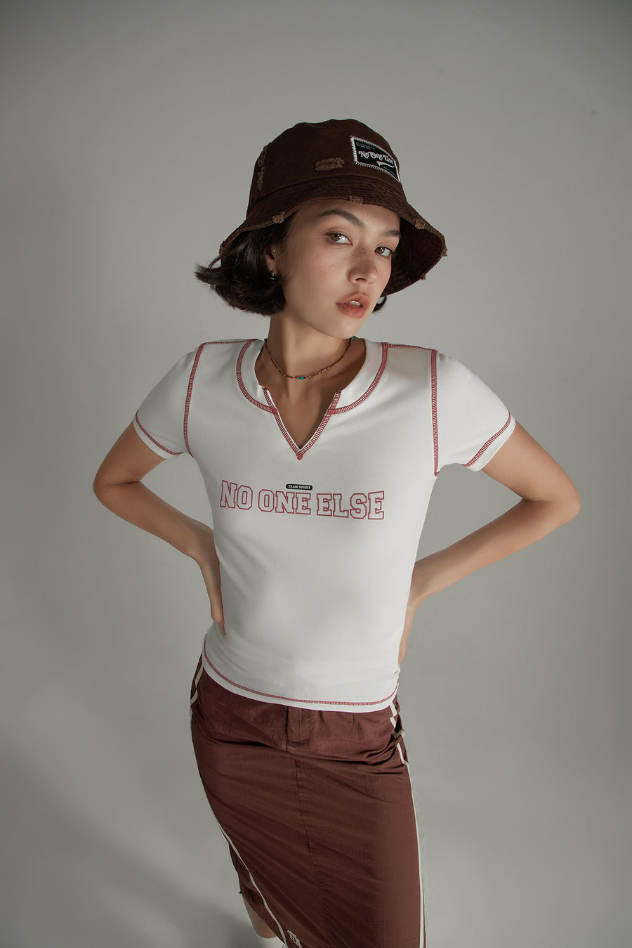 CHUU Noe Lettering V Neck Stitch Short Sleeve T-Shirt