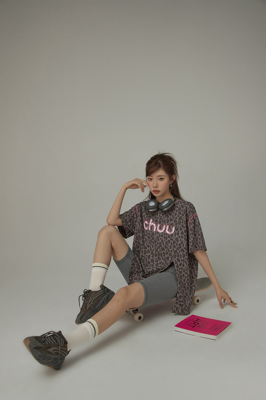 CHUU Simple Lettering High Socks