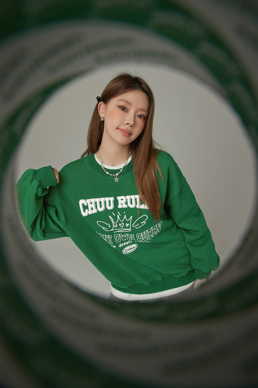 CHUU Be My Own Queen Lettering Loose Fit Sweatshirt