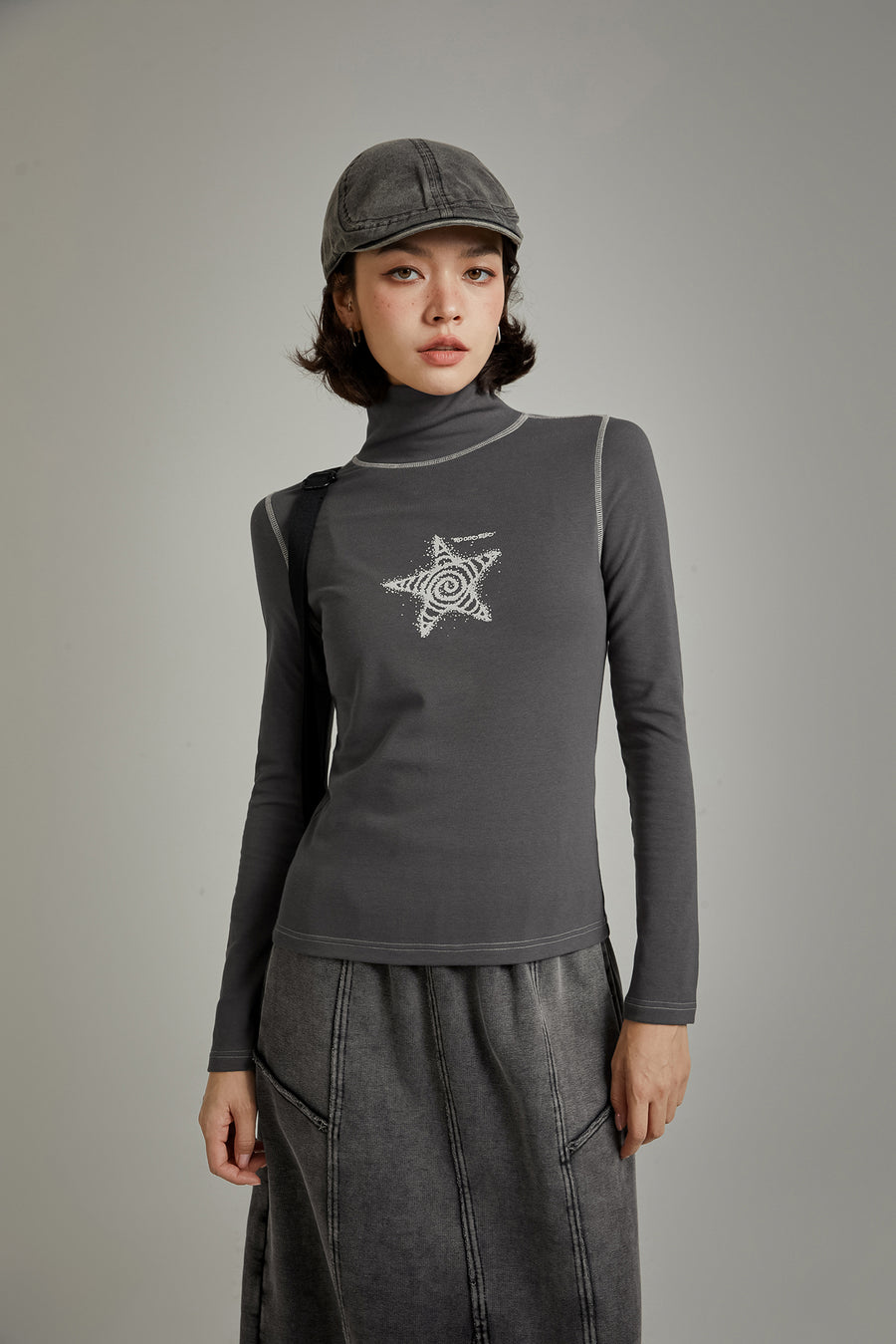 CHUU Star High Neck Stitch Top