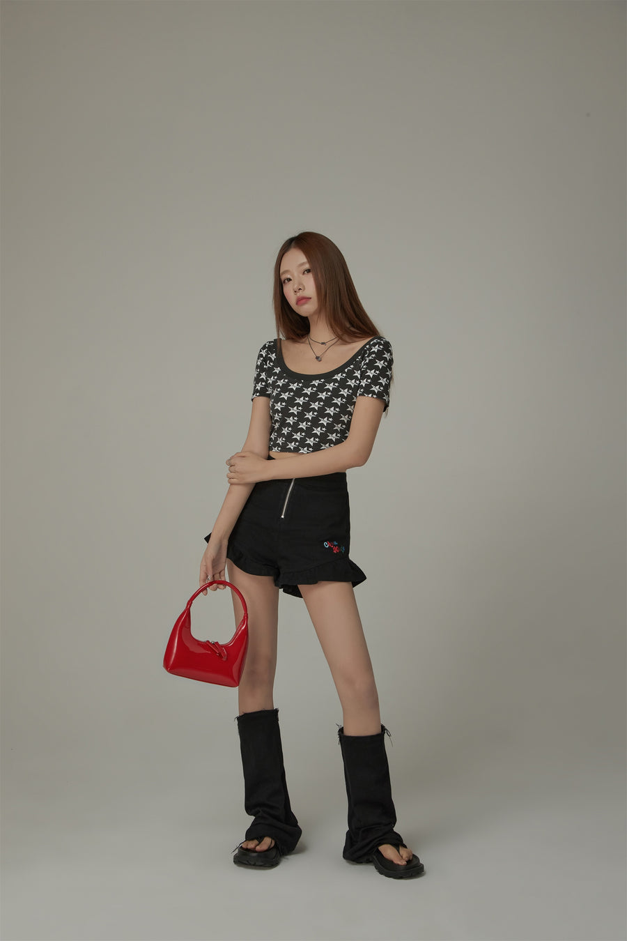 CHUU Chuu Lettering Star U-Neck Crop T-Shirt