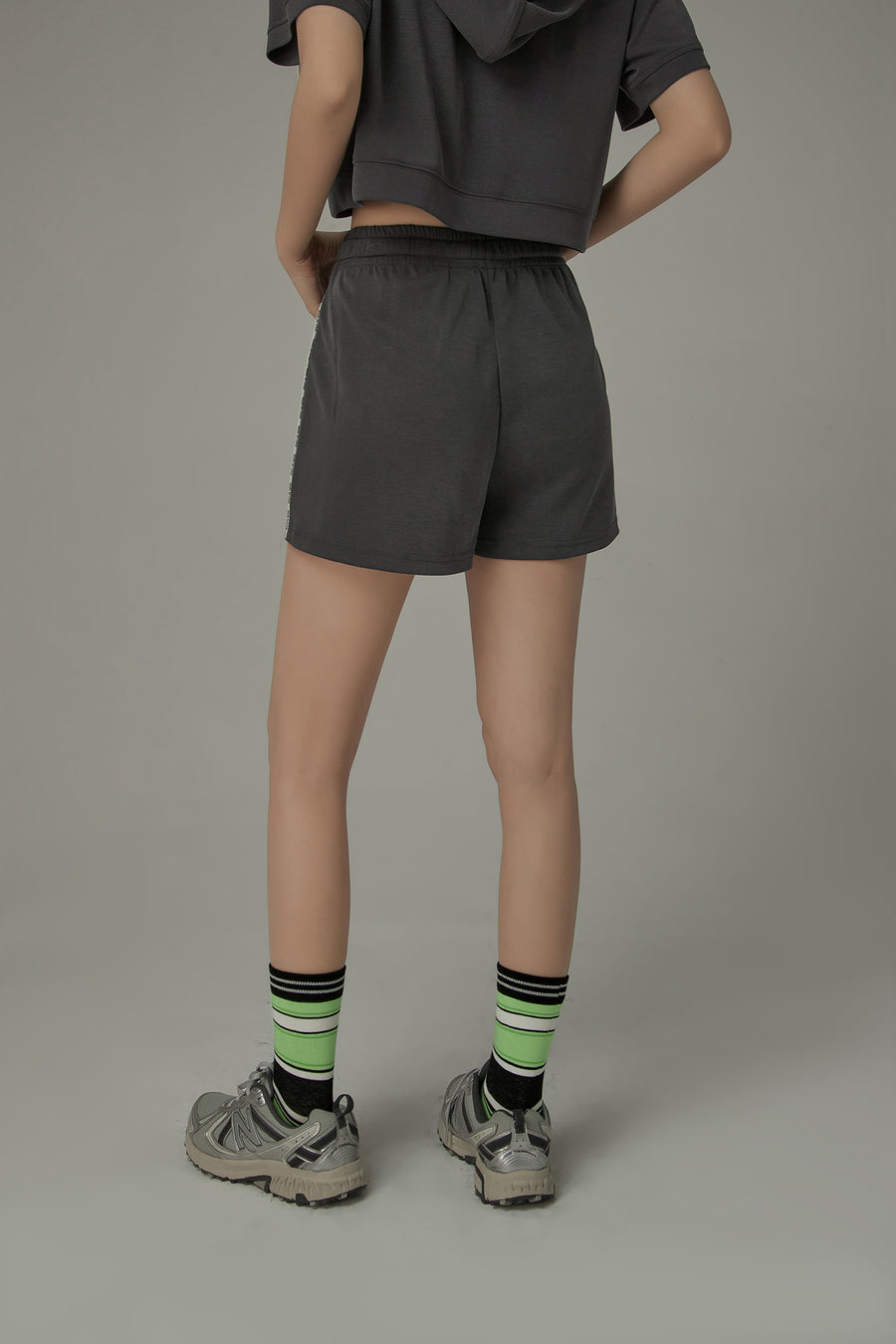 CHUU Chuu Lettering Multi Color Striped High Socks