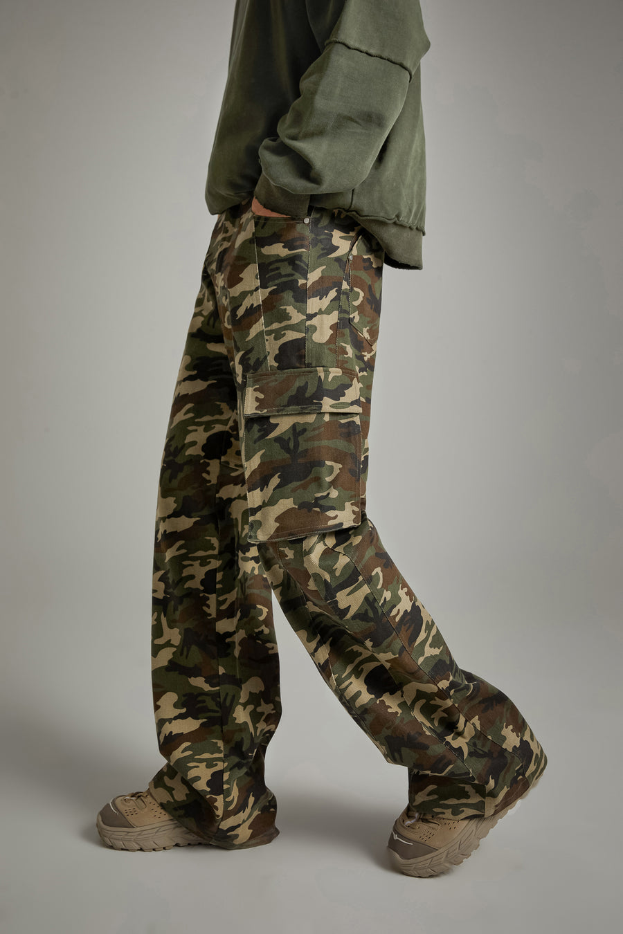 CHUU Camouflage Cargo Wide Pants