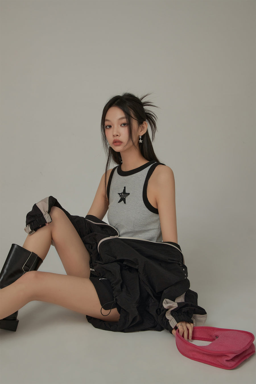 CHUU Chuu Star Center Line-Colored Sleeveless Semi Crop T-Shirt