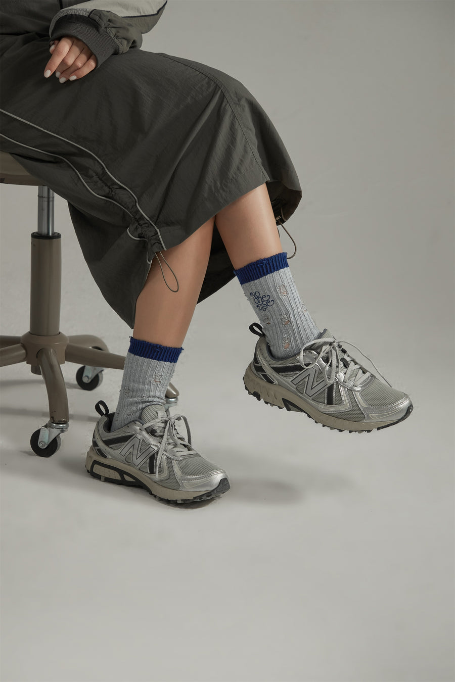 CHUU Distressed Embroidered Color High Socks