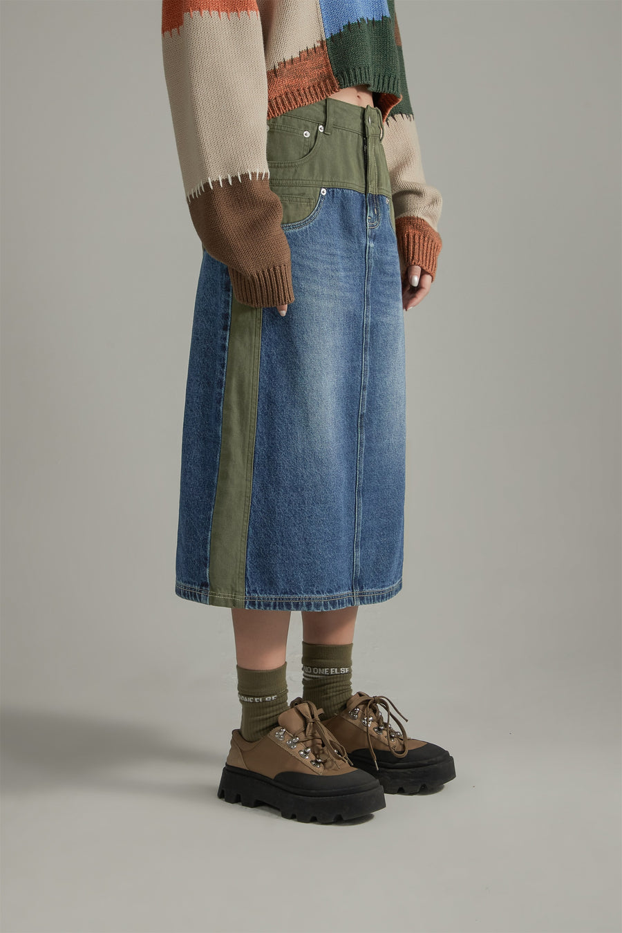 CHUU Two Toned Long Denim Skirt