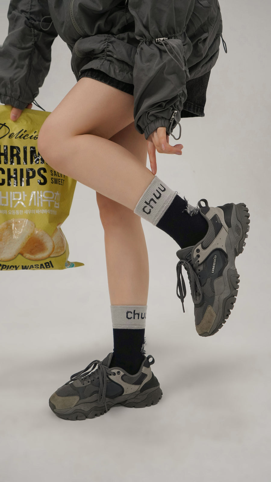 CHUU Chuu Lettering Distressed High Socks