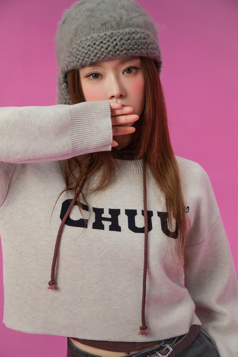 CHUU Simple Logo Crop Knit Top