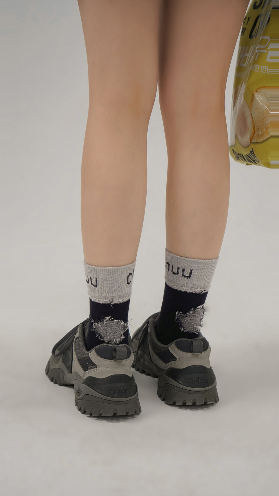 CHUU Chuu Lettering Distressed High Socks