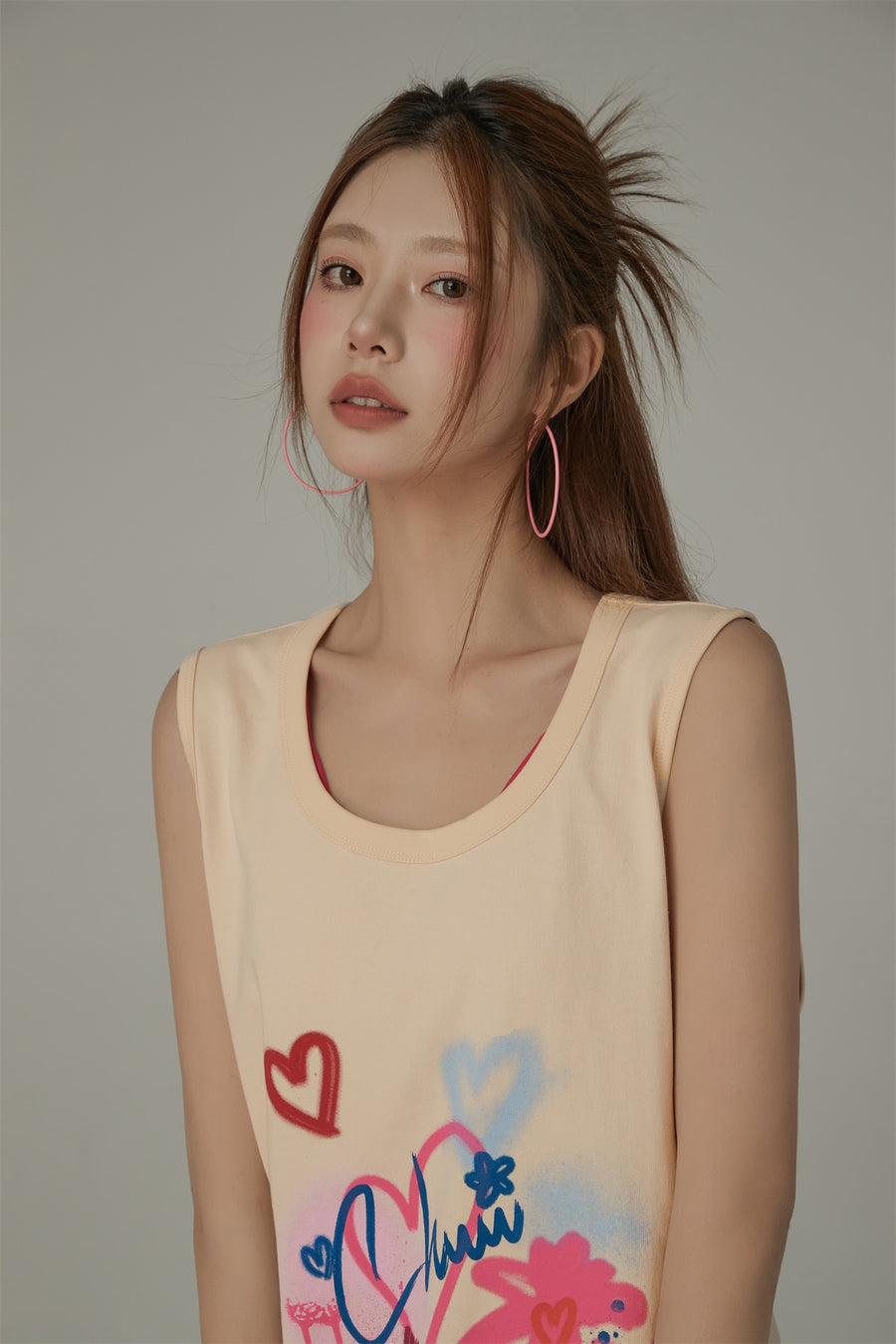 CHUU Graffiti Print U-Neck Boxy Sleeveless Top