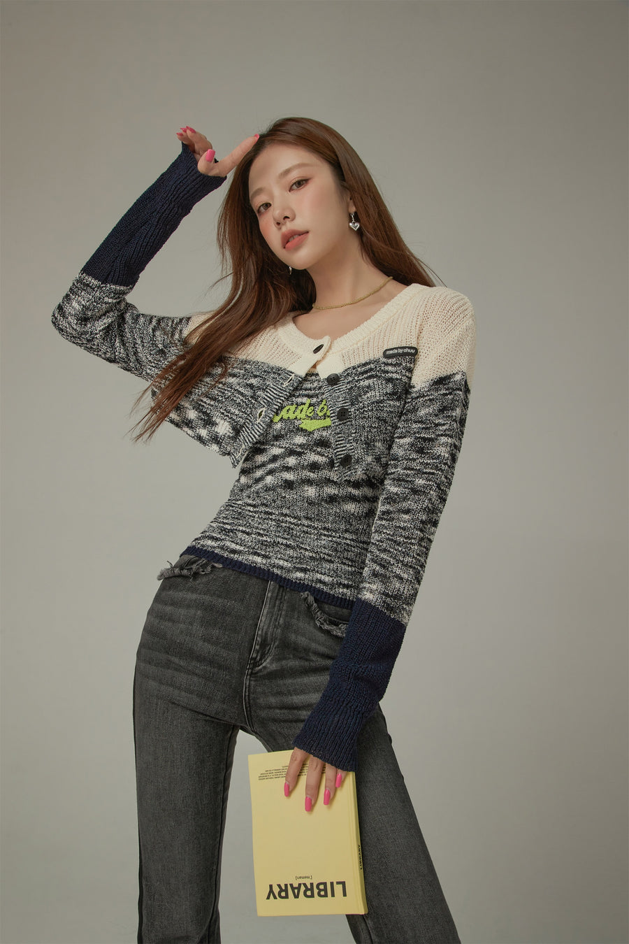 CHUU Contrast Logo Cropped Cardigan