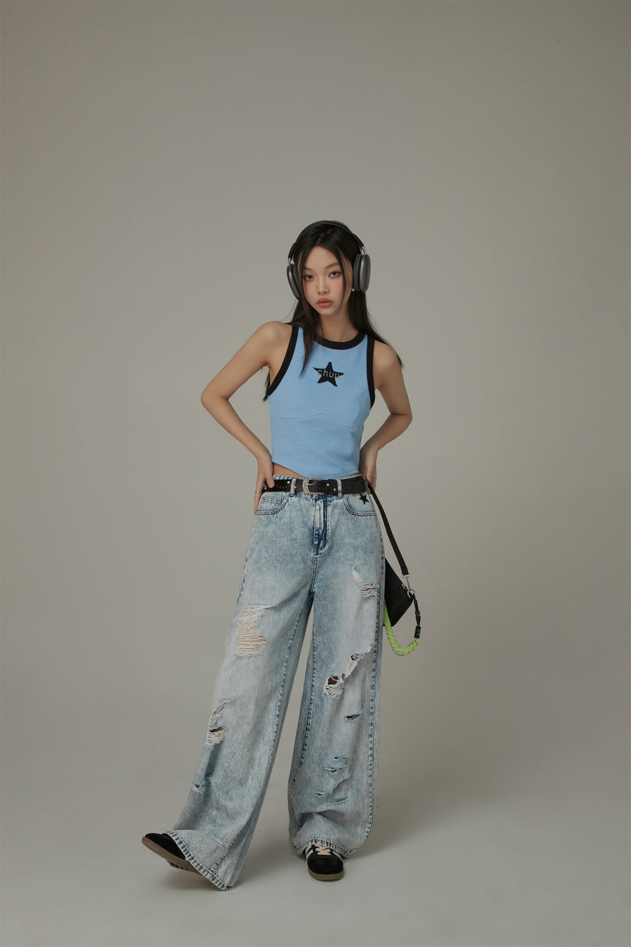 CHUU Chuu Star Center Line-Colored Sleeveless Semi Crop T-Shirt