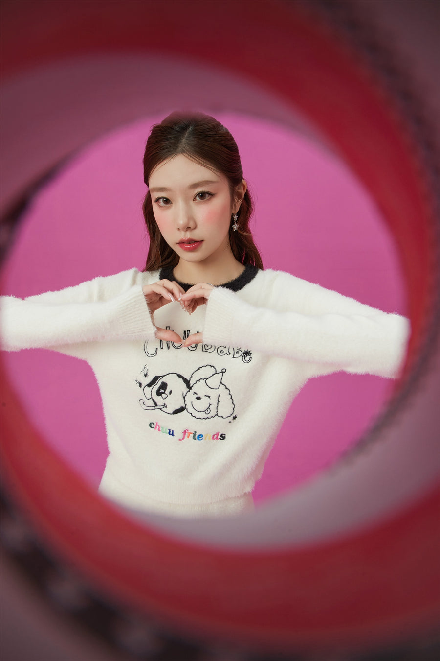 CHUU Puppy Character Cutout Knit Sweater