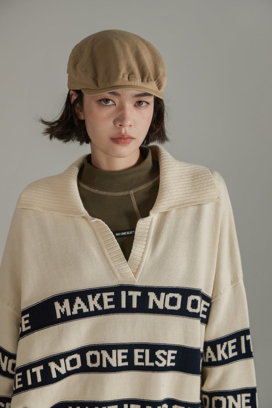 CHUU Open Collar Lettering Knit Sweatshirt