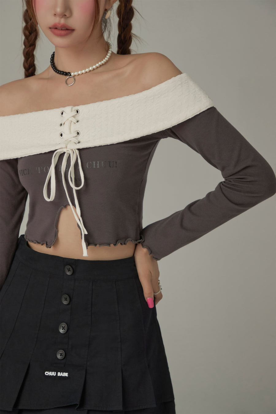 CHUU Off The Shoulder Frilly Lace Up Top