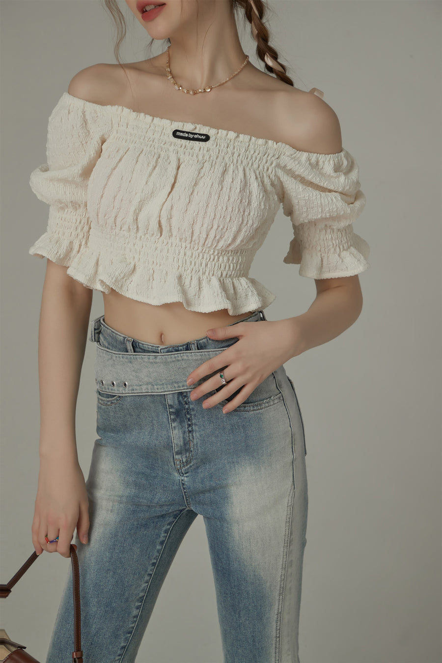 CHUU Off The Shoulder Puffed Sleeves Top