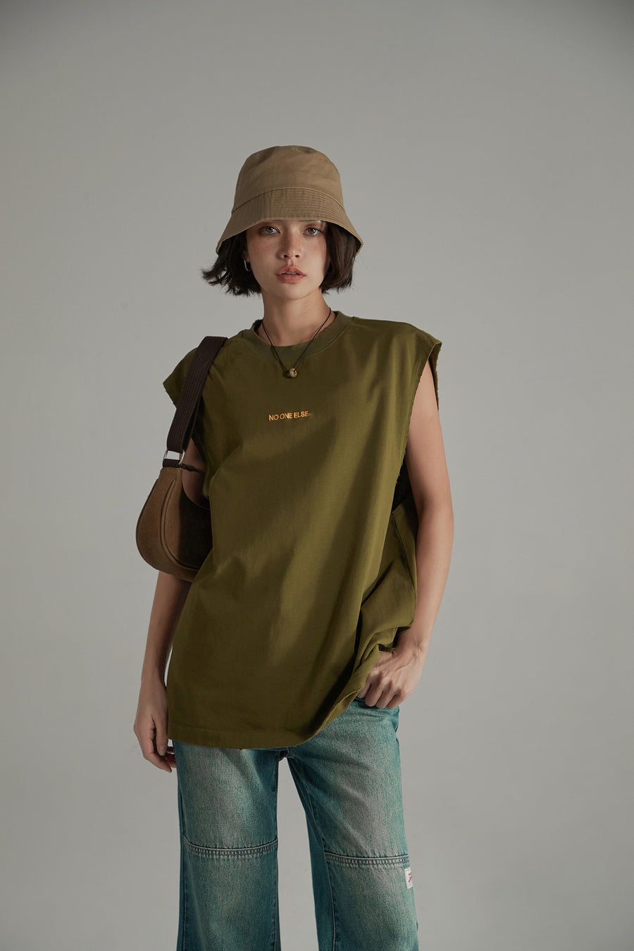 CHUU Letter Printed Boxy Loose Fit Sleeveless T-Shirt