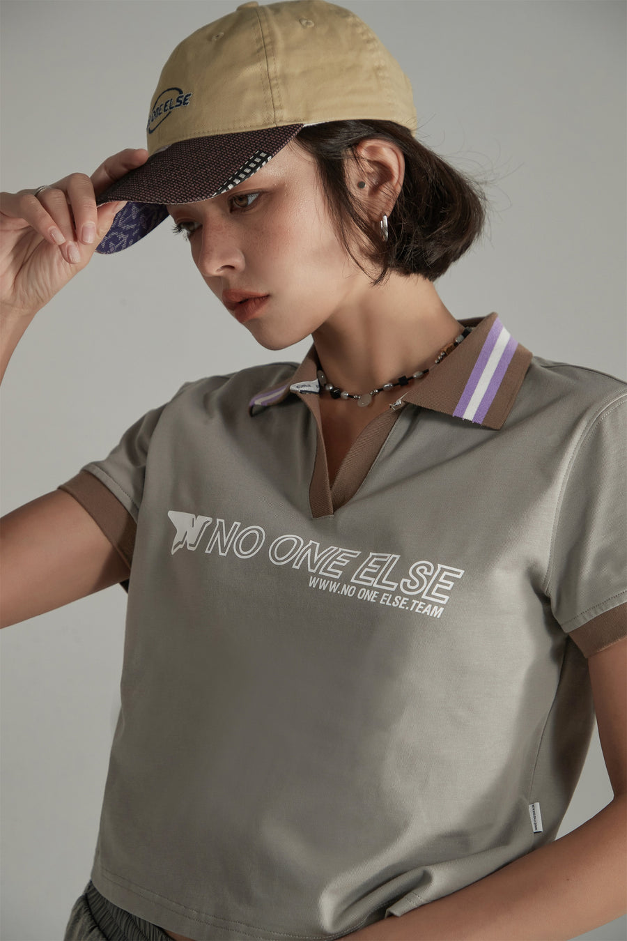 CHUU Open Collar Color Logo Sporty T-Shirt