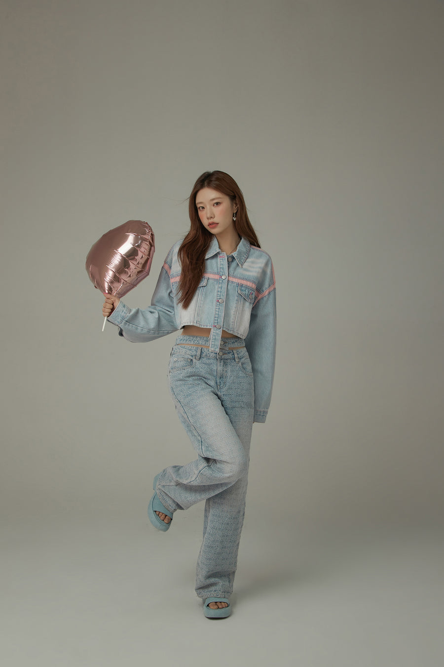 CHUU Pop Of Color Cropped Denim Jacket