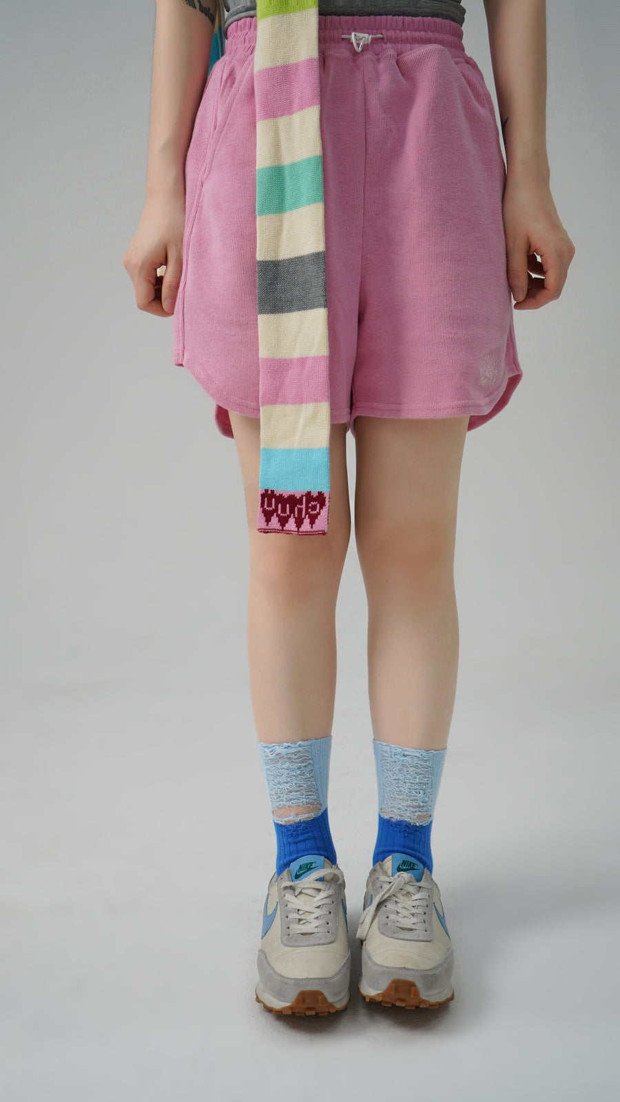 CHUU Cherry Color Distressed High Socks