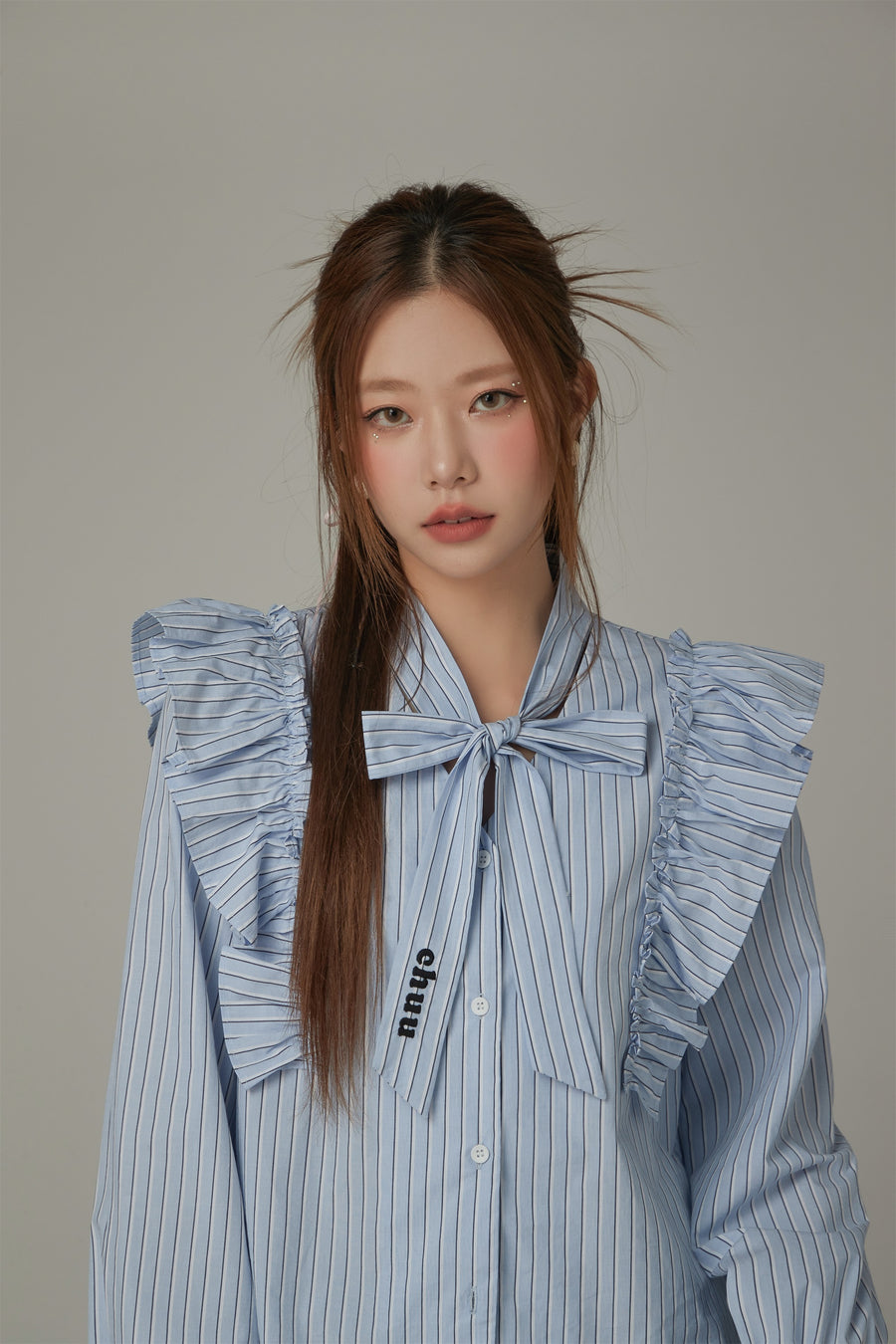 CHUU Logo Tie Ruffle Striped Blouse