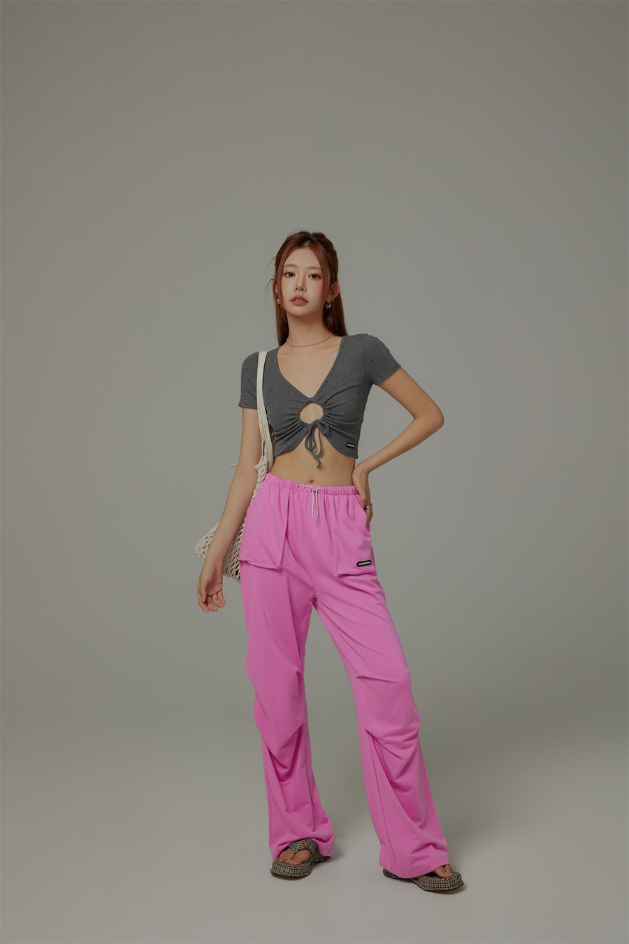 CHUU Front Keyhole String V-Neck Cropped Top