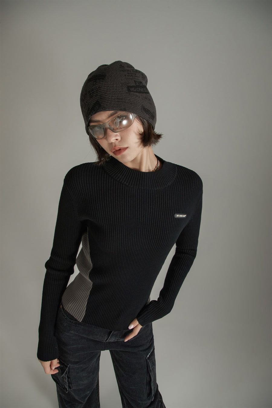 CHUU Two Toned Slim Knit Sweater