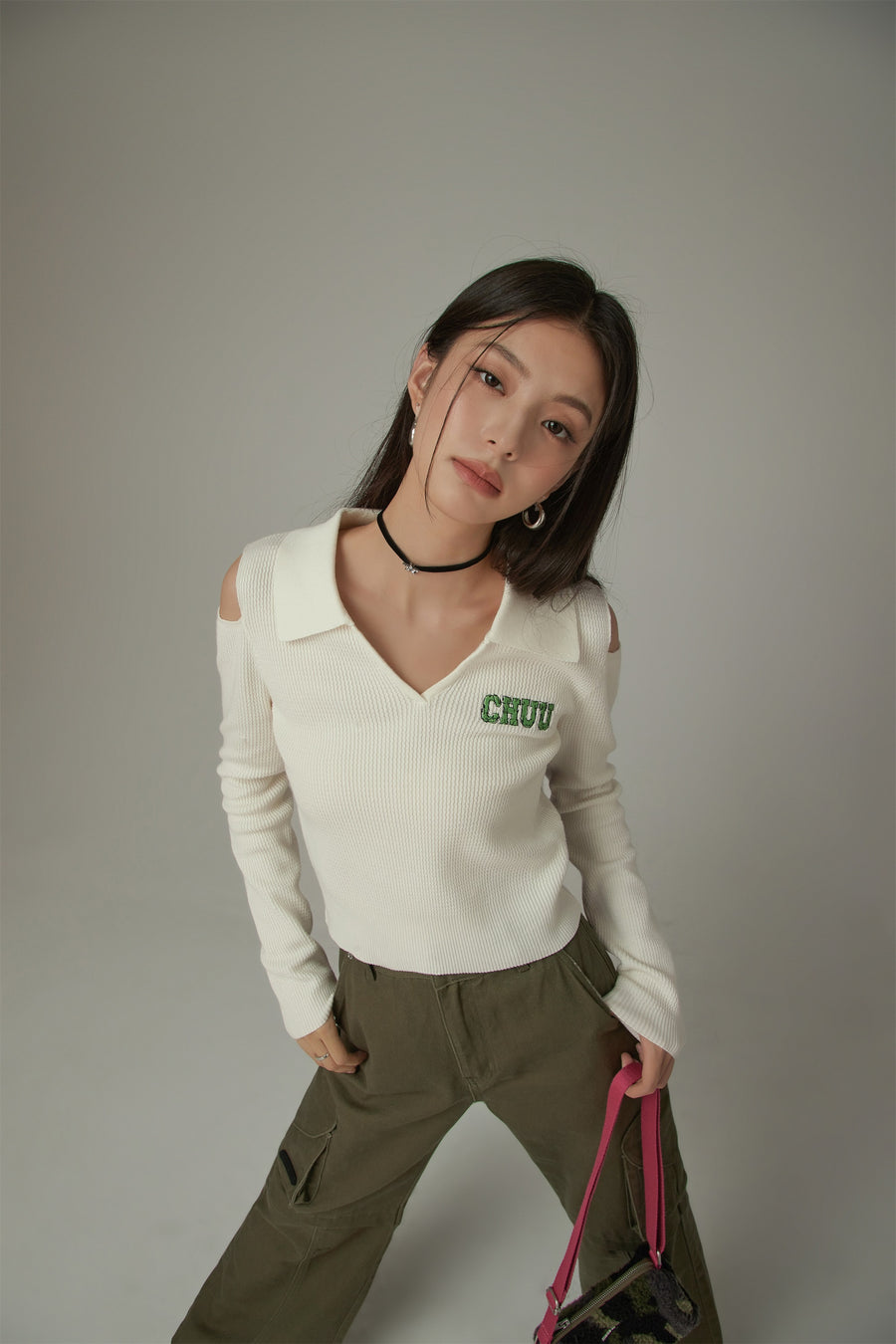 CHUU Logo V-Neck Open Shoulder Top