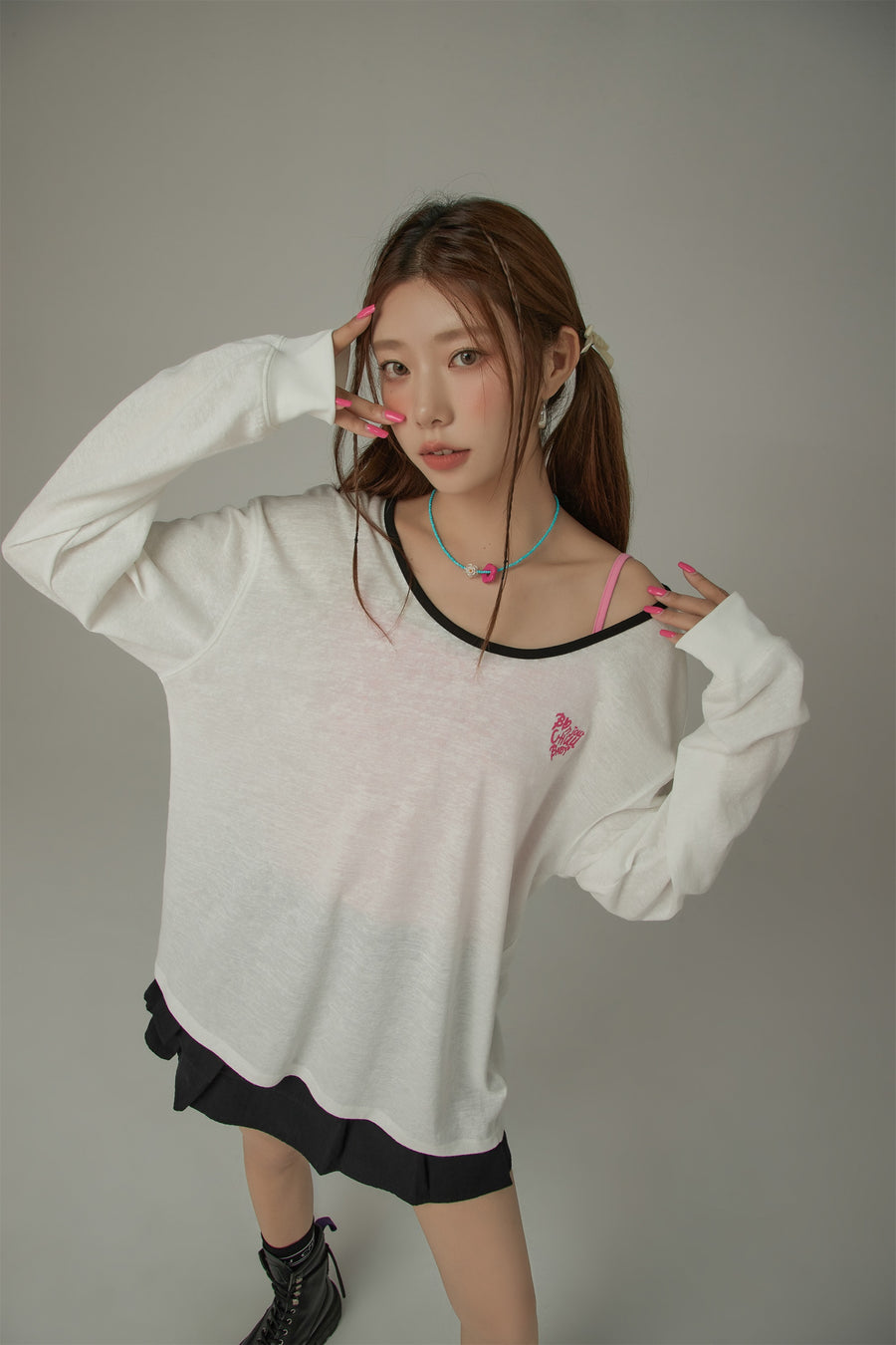 CHUU Open Back U-Neck Logo Long Sleeve T-Shirt