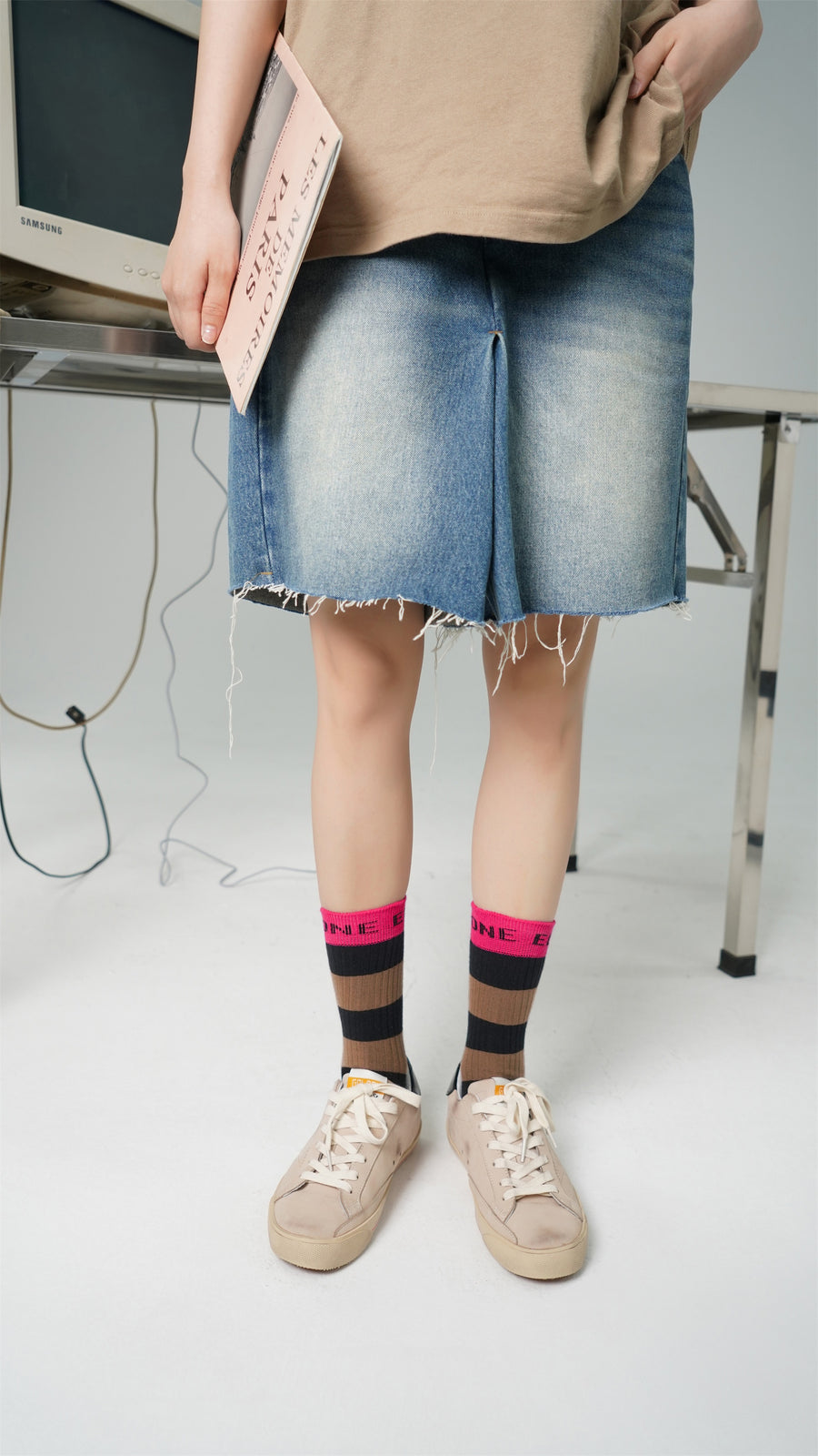 CHUU Pop Of Color Logo Striped High Socks