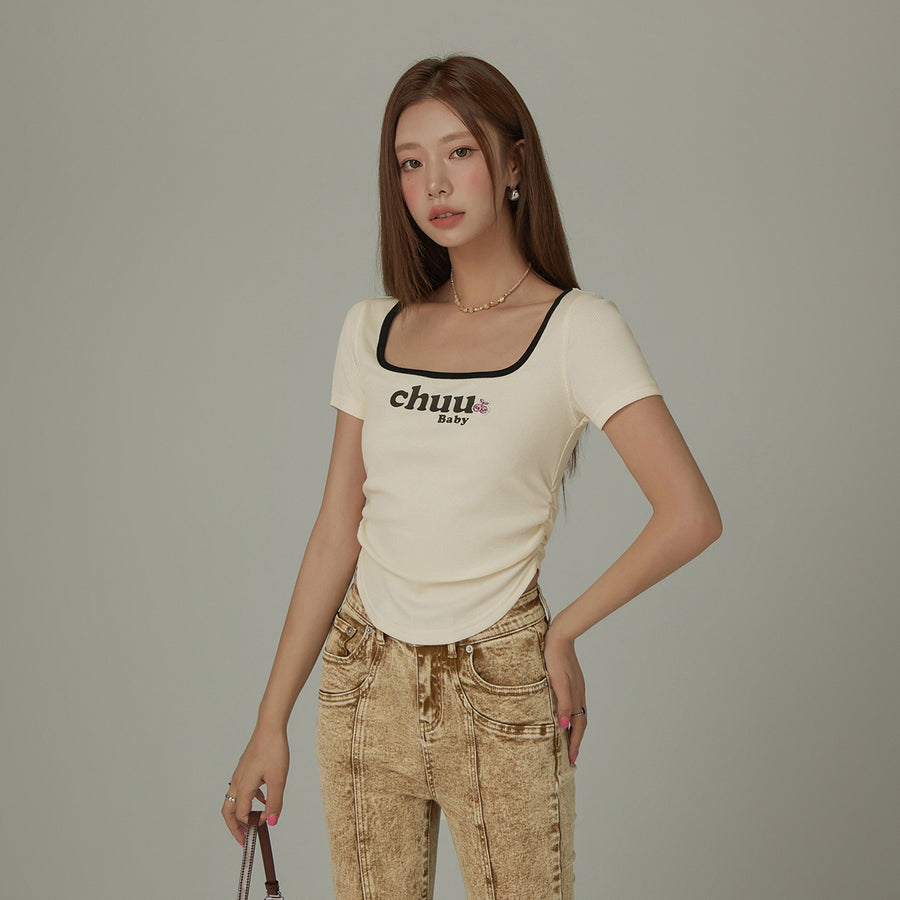 CHUU Square Neck Shirring Logo Printed T-Shirt