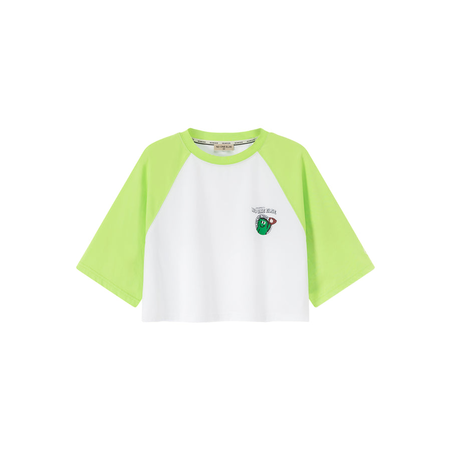 CHUU Cartoon Letter Print Colorblocked Raglan Cropped T-Shirt