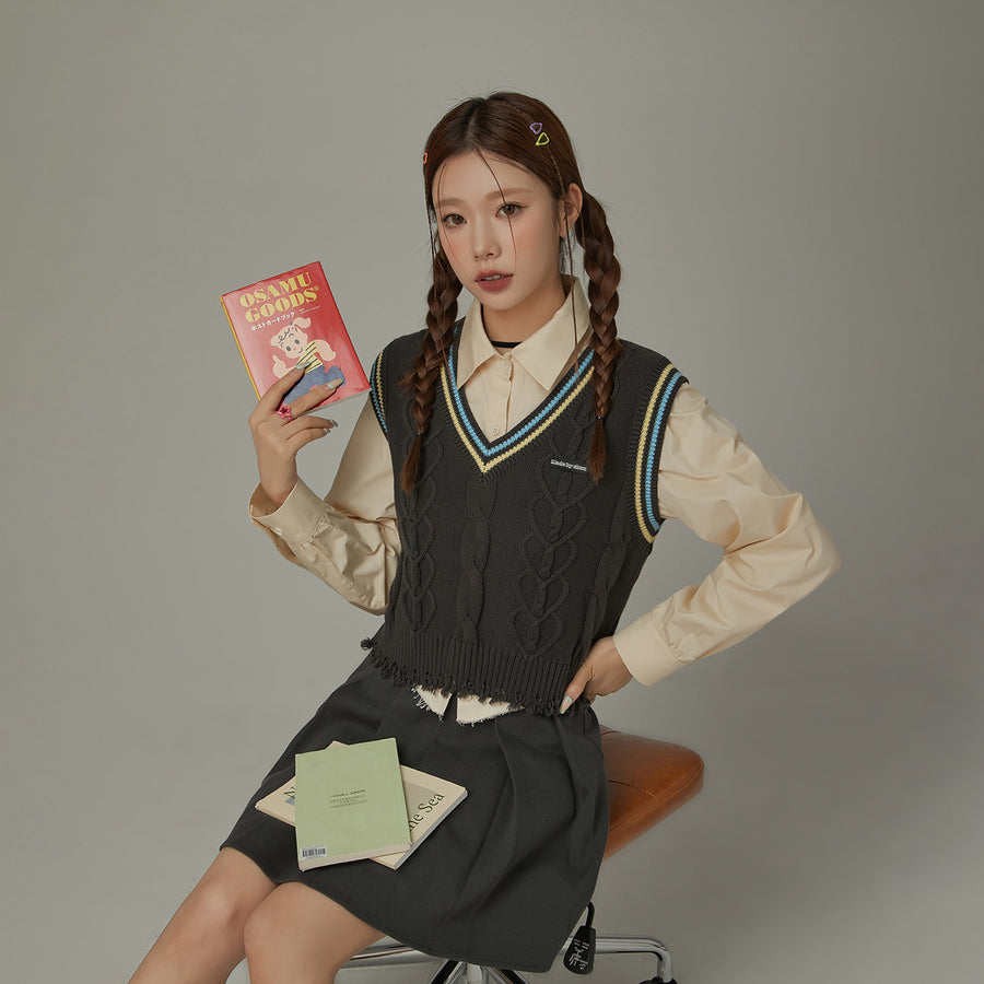 CHUU Heart Twist Knit Sweater Vest