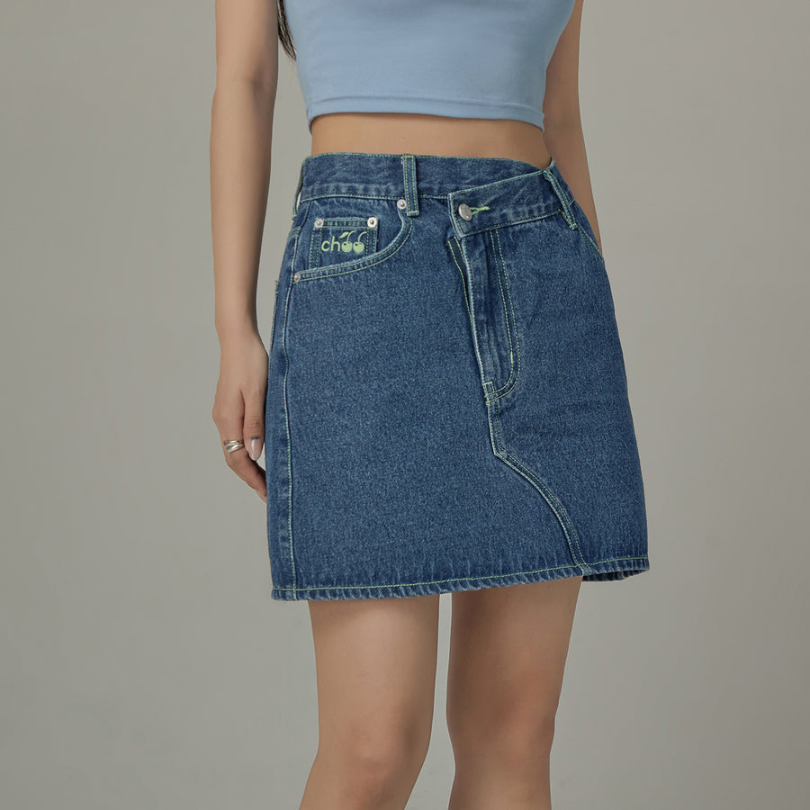 CHUU Asymmetrical Button Daily Denim Mini Skirt