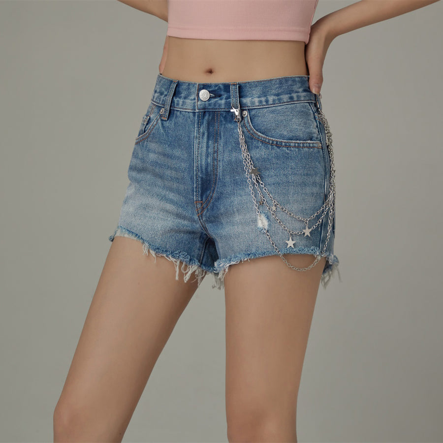 CHUU Distressed Raw Hem Charm Chain Denim Shorts