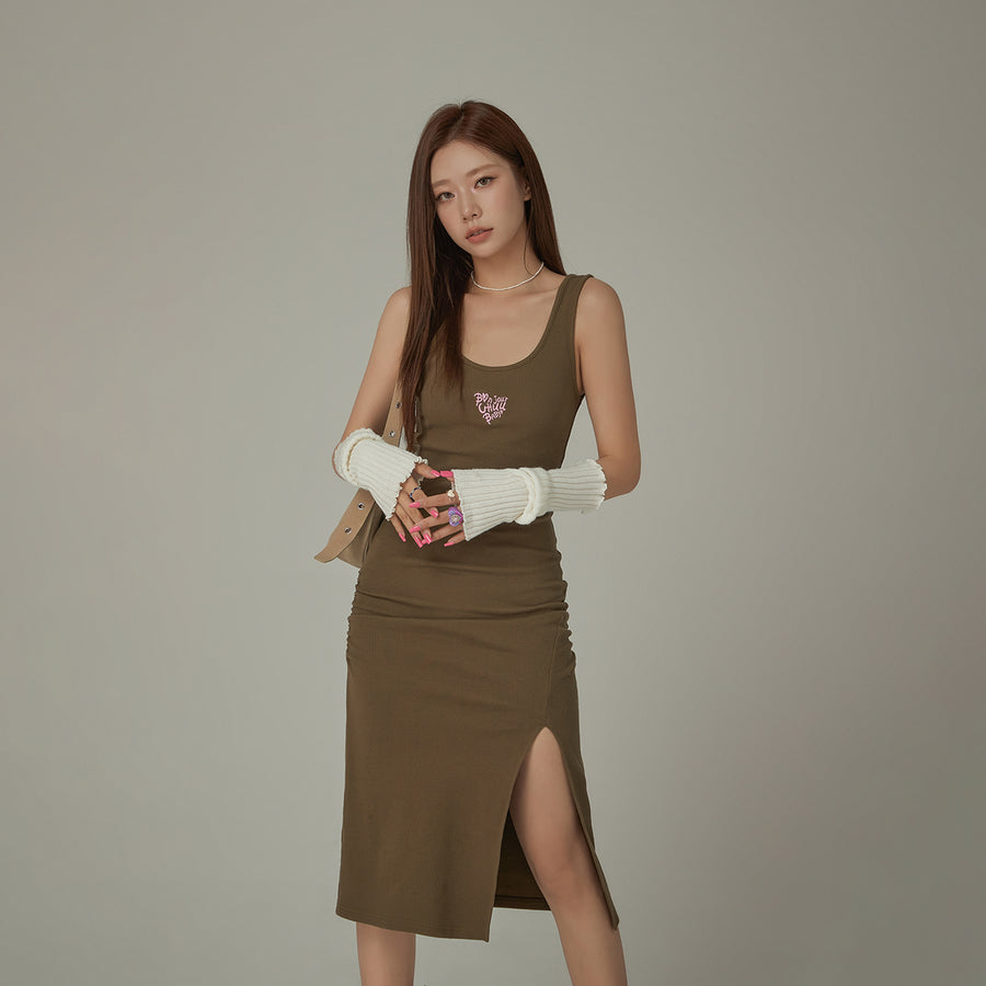 CHUU Logo Slit Sleeveless Slim Dress