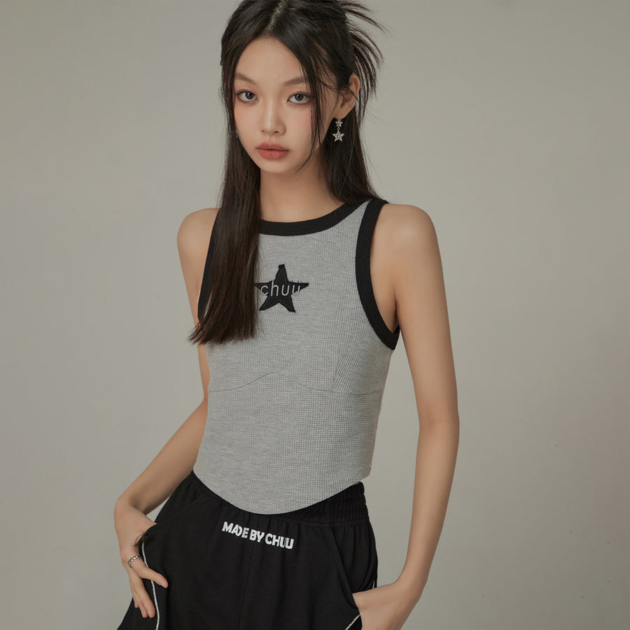 CHUU Chuu Star Center Line-Colored Sleeveless Semi Crop T-Shirt