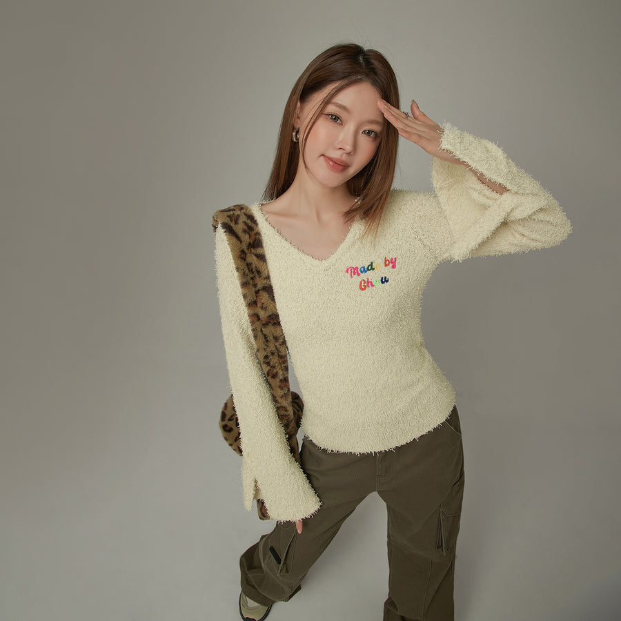 CHUU Rainbow Logo V-Neck Knit Sweater