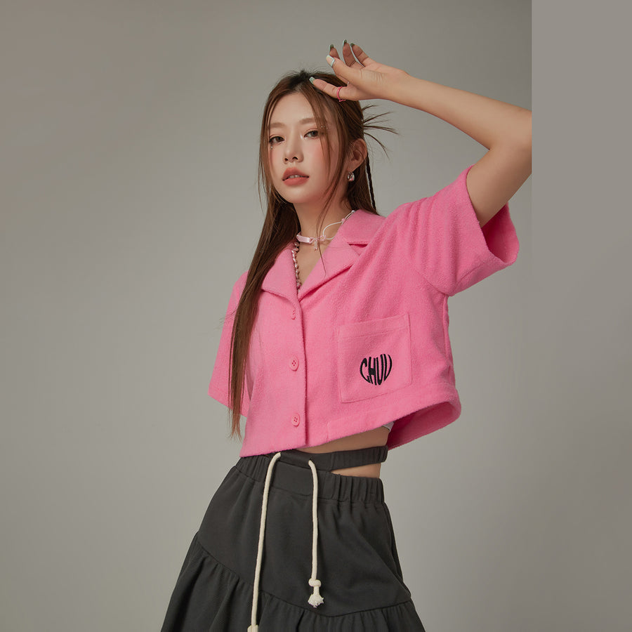 CHUU Heart Logo Pocket Cropped Shirt