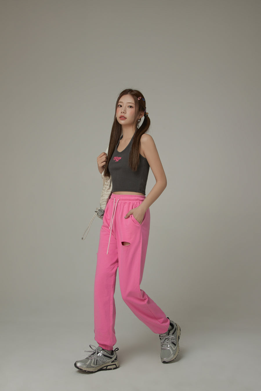 CHUU Halter Sleeveless Chuu Logo Crop Top