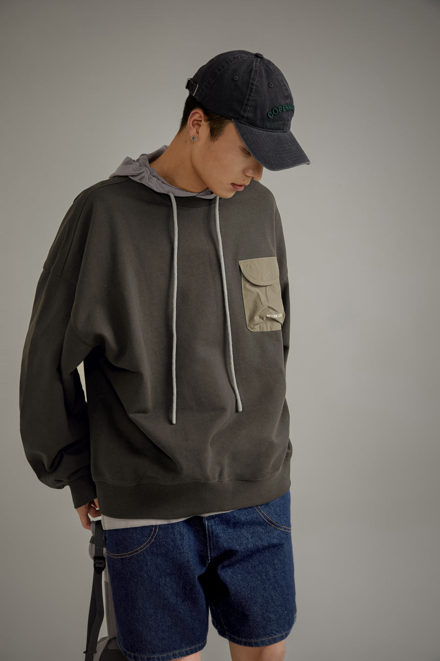 CHUU Pocket Loose Fit Sweatshirt