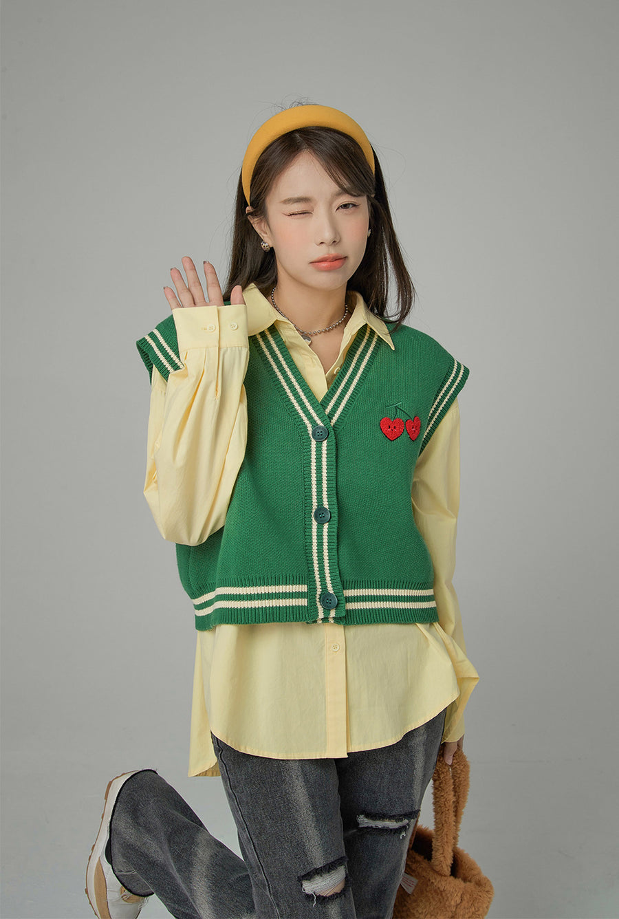 CHUU Heart And Cherry Knit Vest