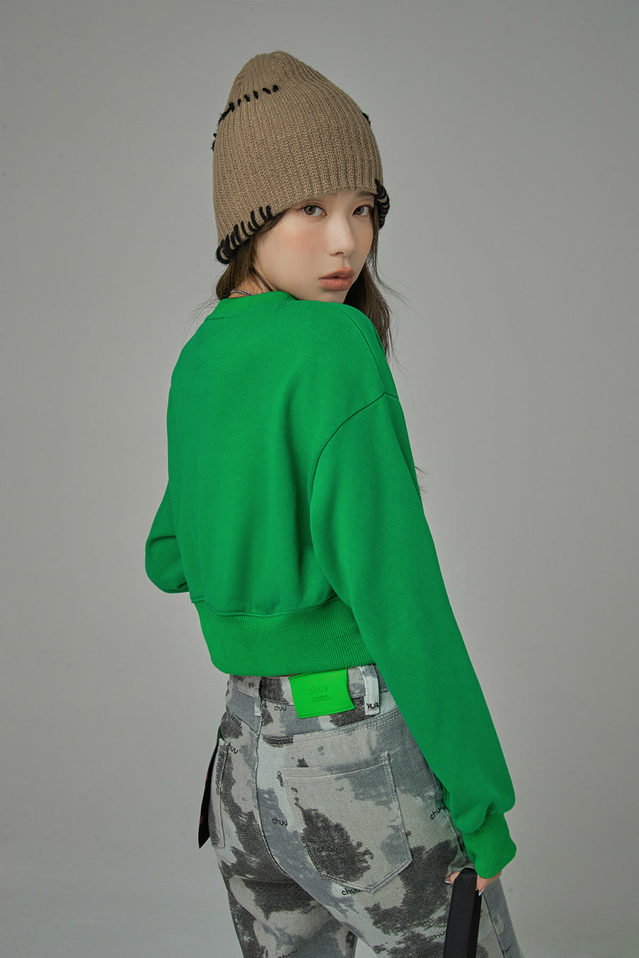 CHUU Show Me Style Cropped Sweatshirt