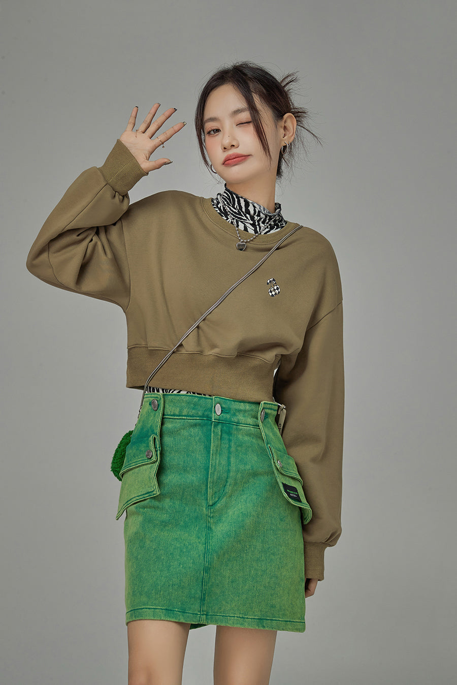 CHUU Show Me Style Cropped Sweatshirt