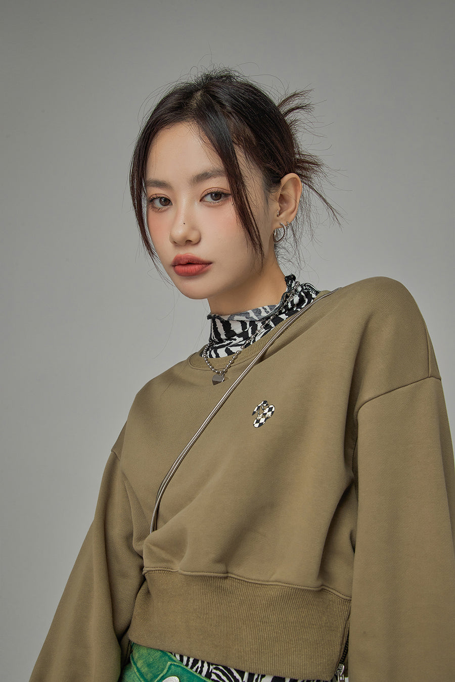 CHUU Show Me Style Cropped Sweatshirt