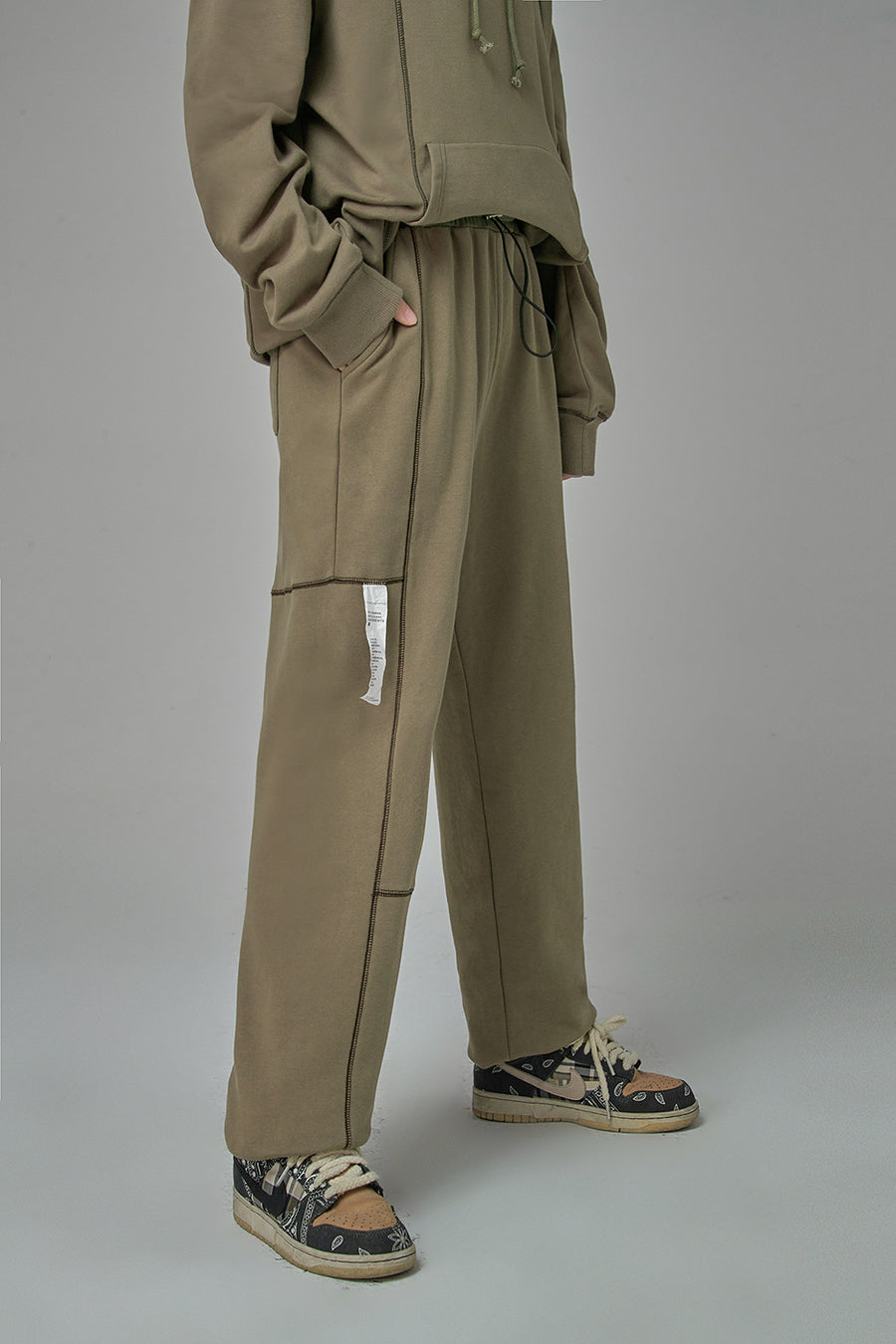CHUU Forbidden Feelings Jogger Pants