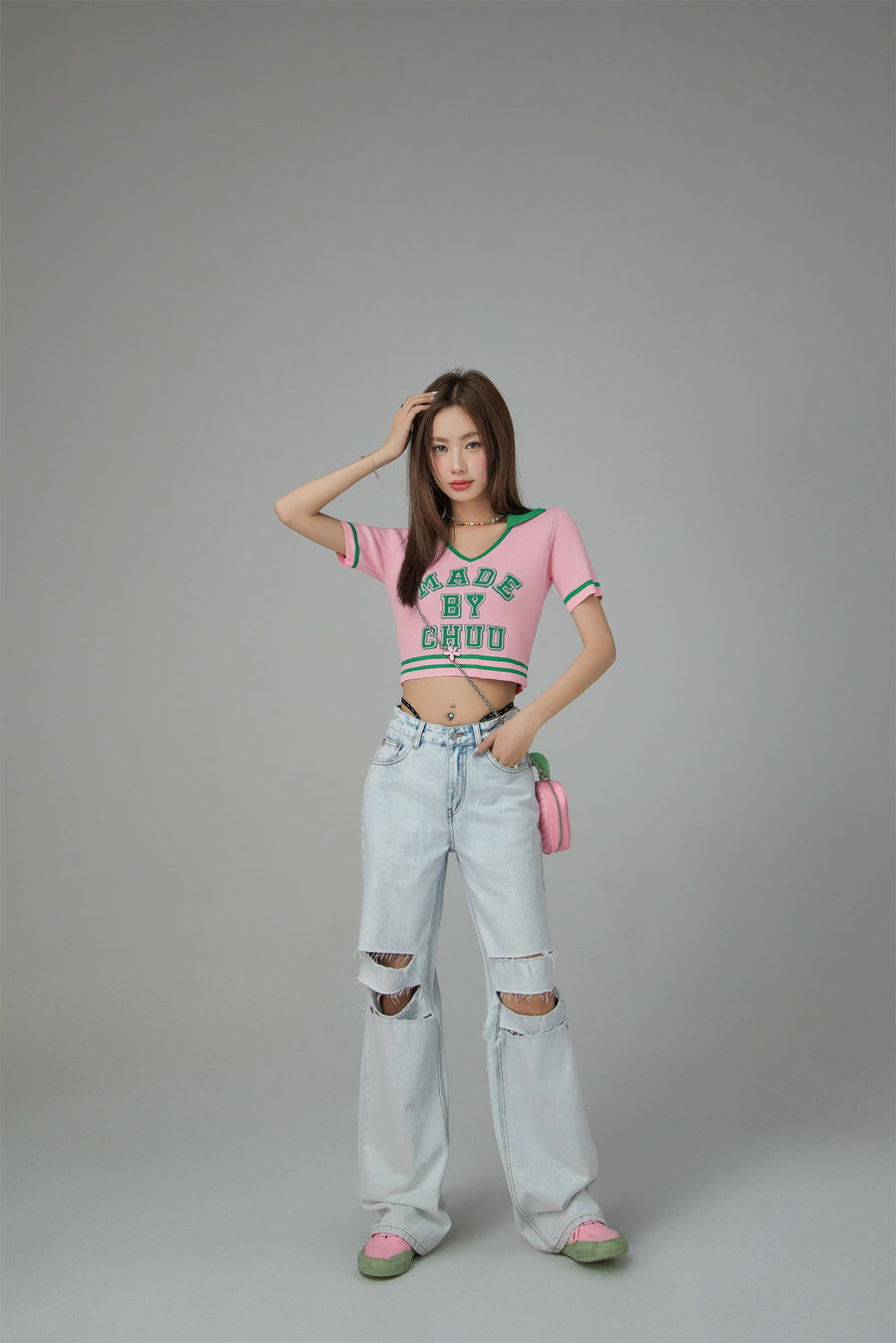 CHUU Chuu Spirit V-Neck Cropped T-shirt