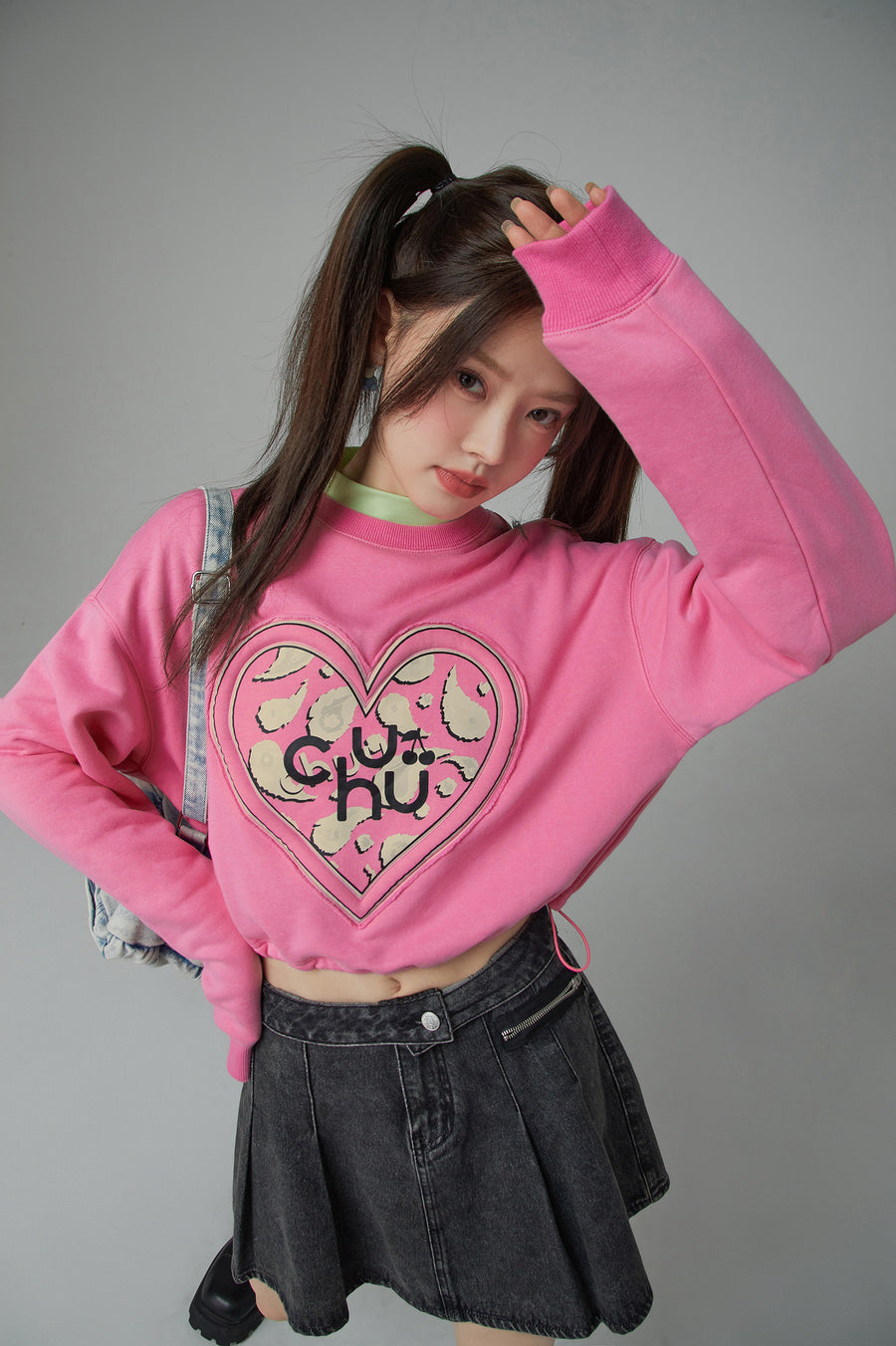 CHUU Chuu Heart Print Crop Sweatshirt