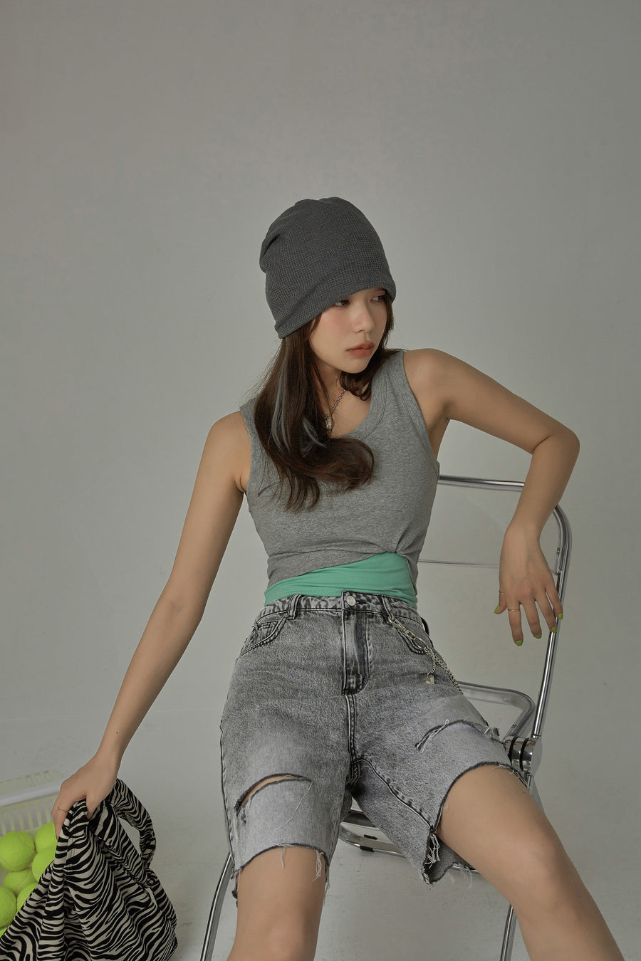 CHUU Vintage Distressed Denim Shorts
