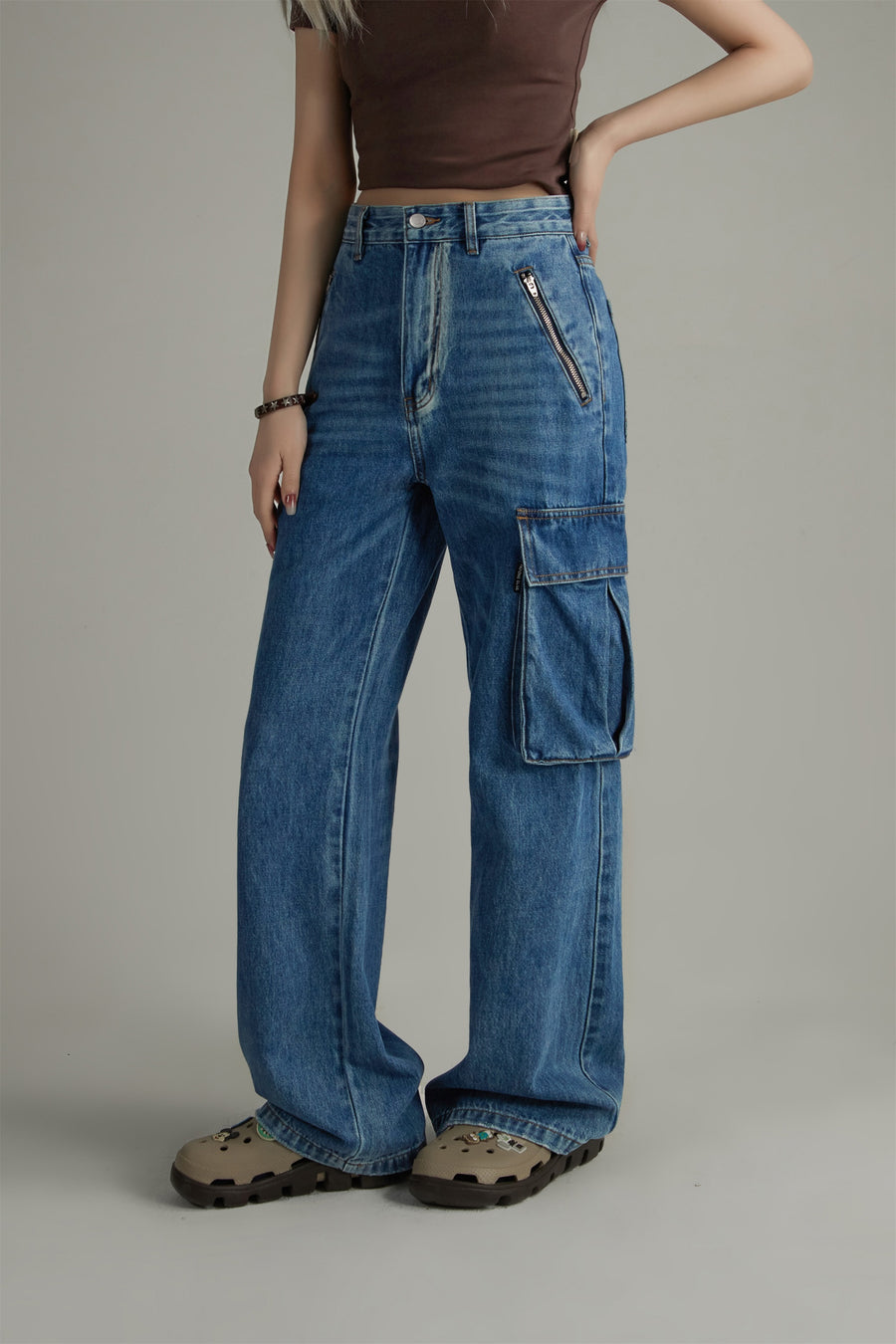 CHUU Long Cargo Pockets Wide Jeans